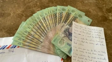 سائح ألماني يهدي 10 ملايين دونج لدعم ضحايا فيضانات في فيتنام